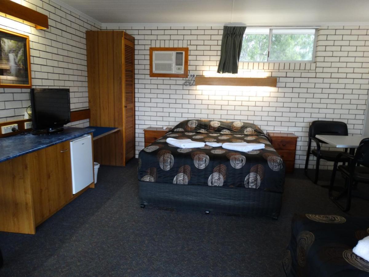 Gayndah A Motel Bagian luar foto